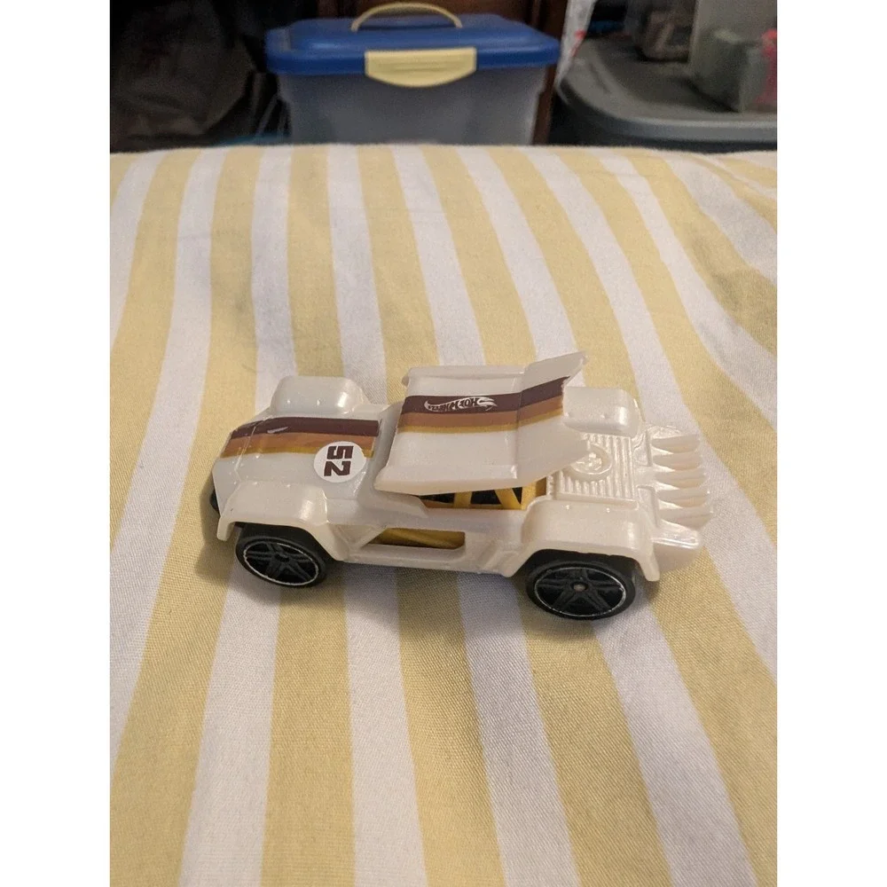 2015 Hot Wheels 100 HW Off-Road Bull Whip White Variant Race Truck CFG90